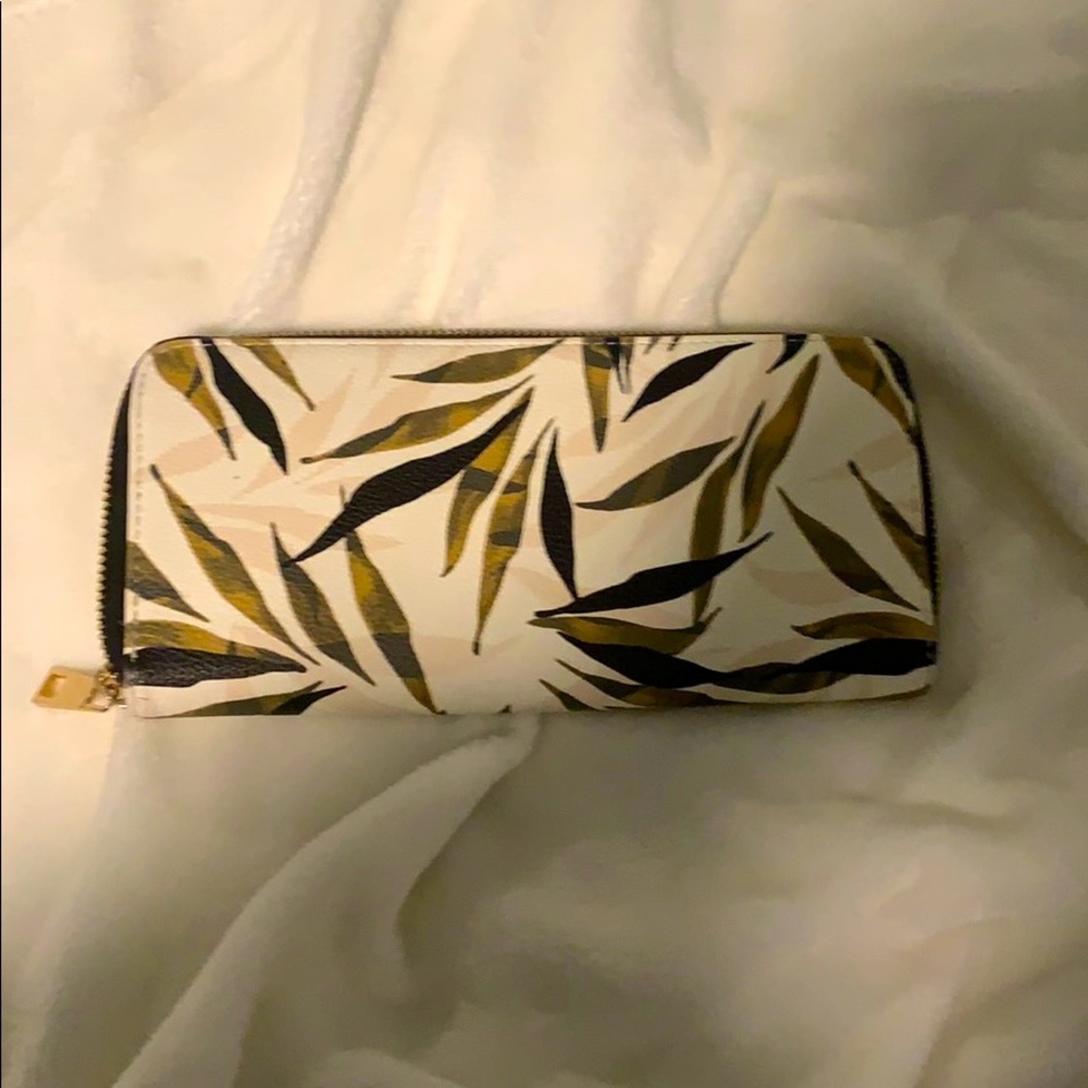 Wallet with leaf design 💕